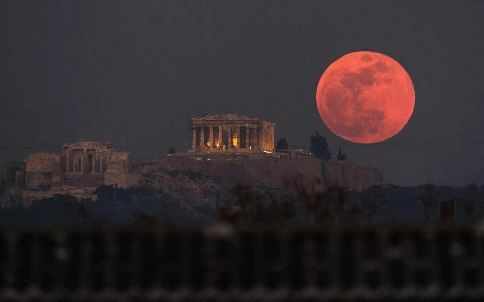 Μοναδικά στιγμιότυπα από την ολική έκλειψη της «Ματωμένης Σελήνης» που καθήλωσε τον πλανήτη